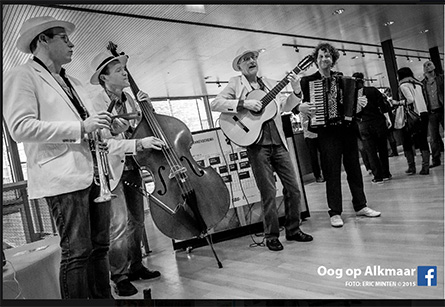 LosBandos speelde op het Jazztival in Alkmaar in de foyer. Acoustisch tussen het publiek dat genoot van muziek, een hapje en een drankje. Hier als Quarteto met Rob Stoop op accordeon